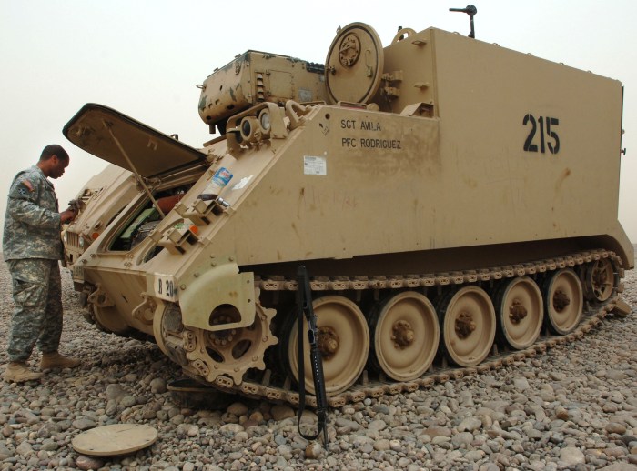 File:M577 command vehicle.jpg - Wikipedia